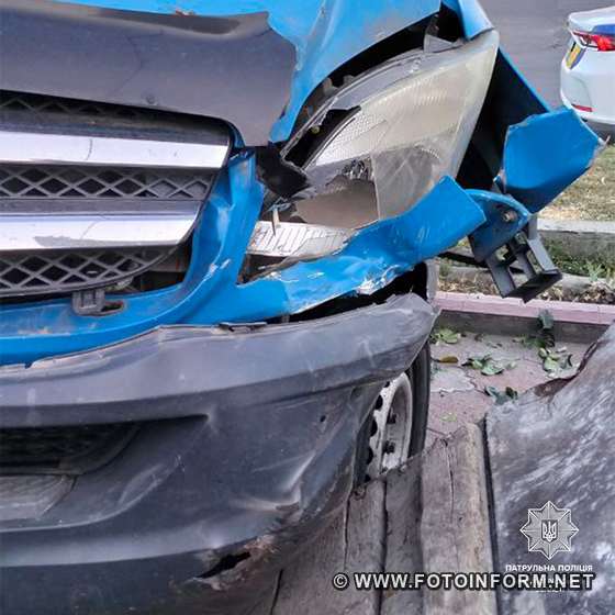 У Кропивницькому водій мікроавтобуса Mercedes-Benz зніс паркан (ФОТО)